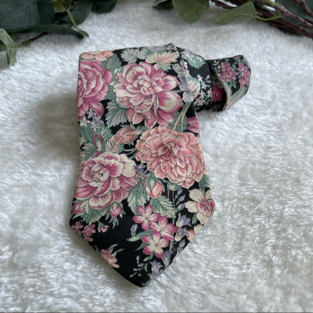 J. T. Beckett Vintage Black and Pink Floral Tie